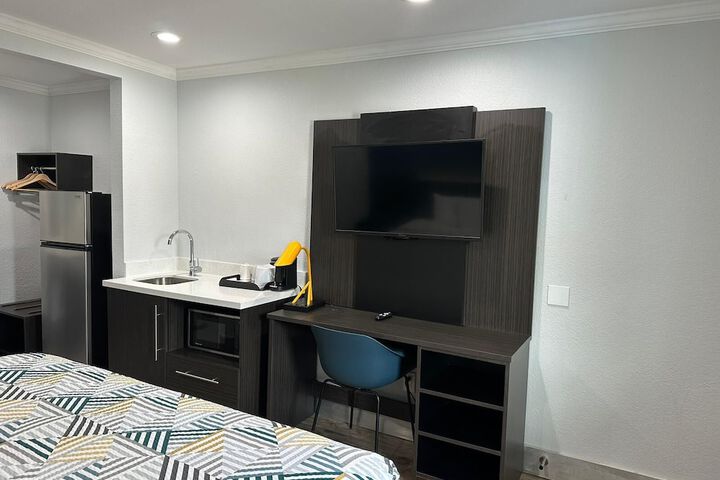 1 King Bed Micfridge (7 of 10)