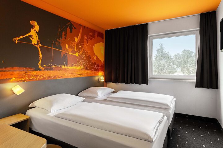 Room 10 of 28