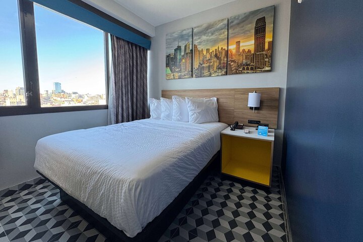 1 Queen Bed Deluxe Room (5 of 7)