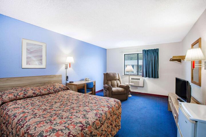 1 King Bed (9 of 10)
