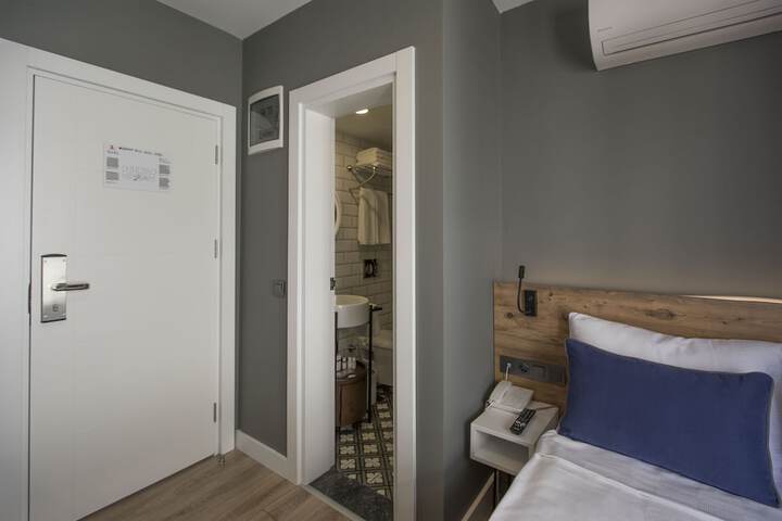 Room 16 of 64