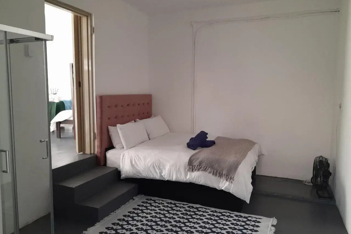 Room 4 of 5