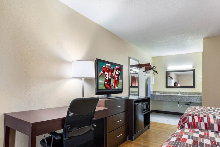 Double Deluxe King Bed (4 of 6)