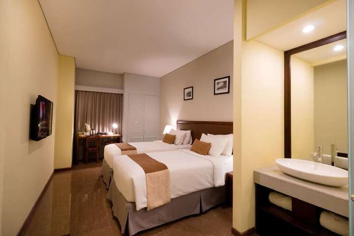 Room 8 of 48