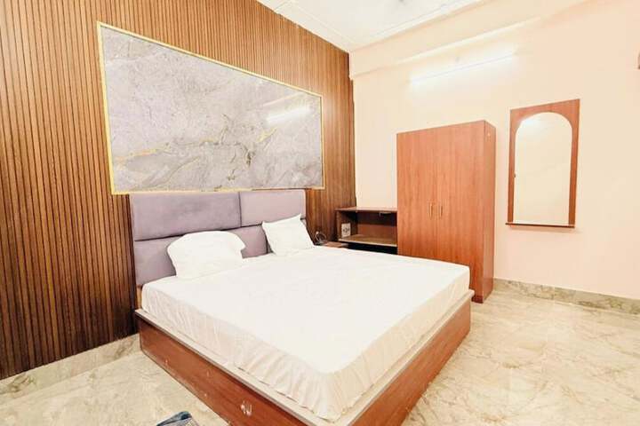 Room 3 of 34