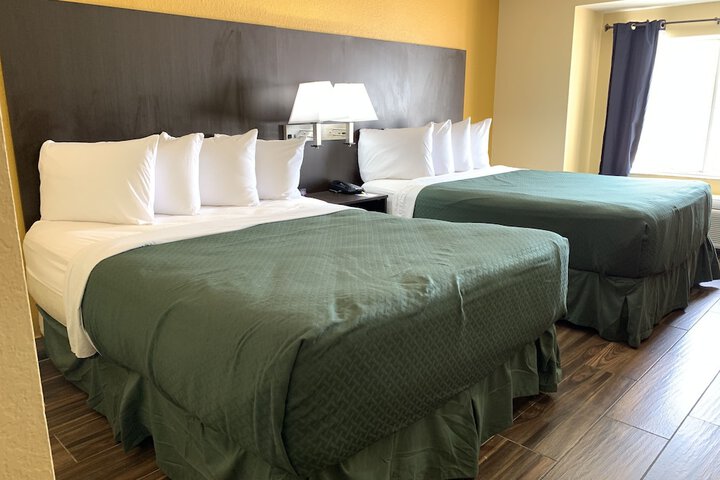 1 Queen Bed (32 of 36)