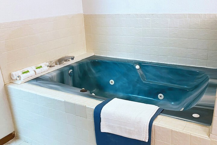 Deep soaking bathtub