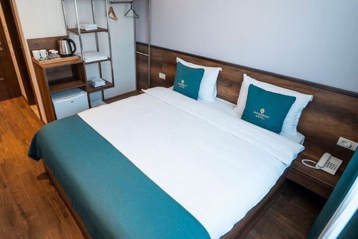 Room 6 of 10