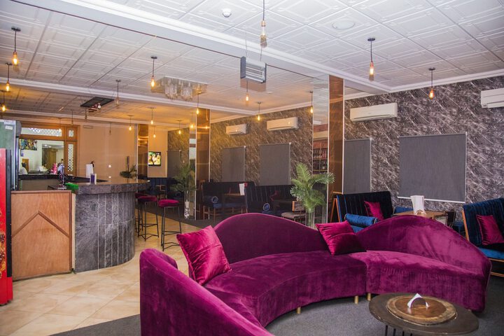 Lounge 25 of 27