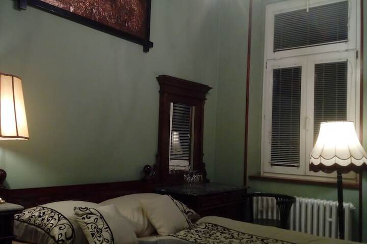 Room 12 of 99