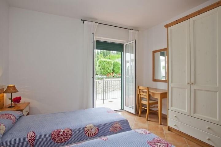 Room 2 of 32