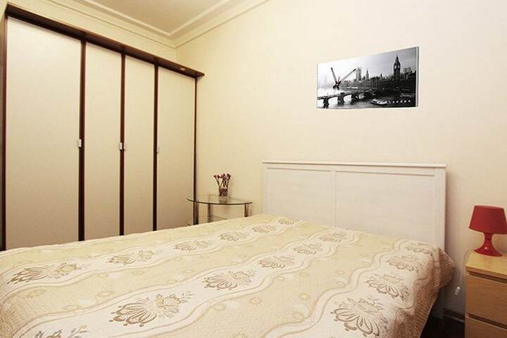 Room 4 of 18