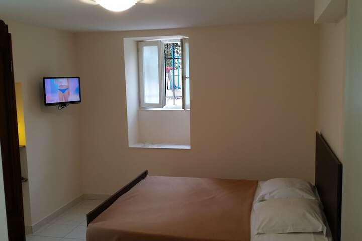 Room 10 of 32