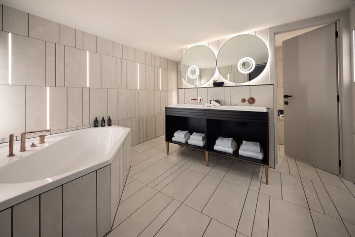Room 42 of 109