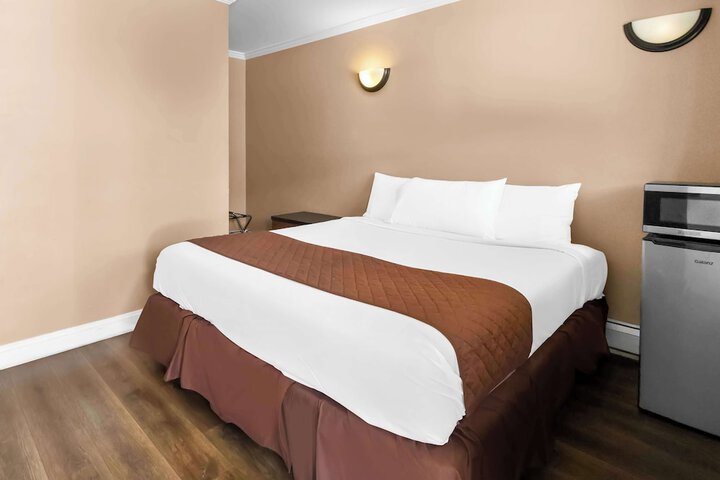 1 King Bed (6 of 14)