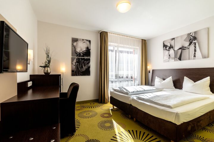 Room 2 of 40