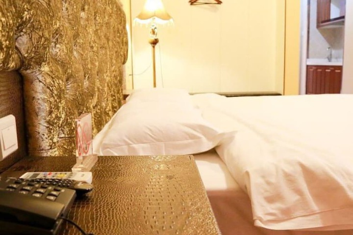 Room 11 of 25