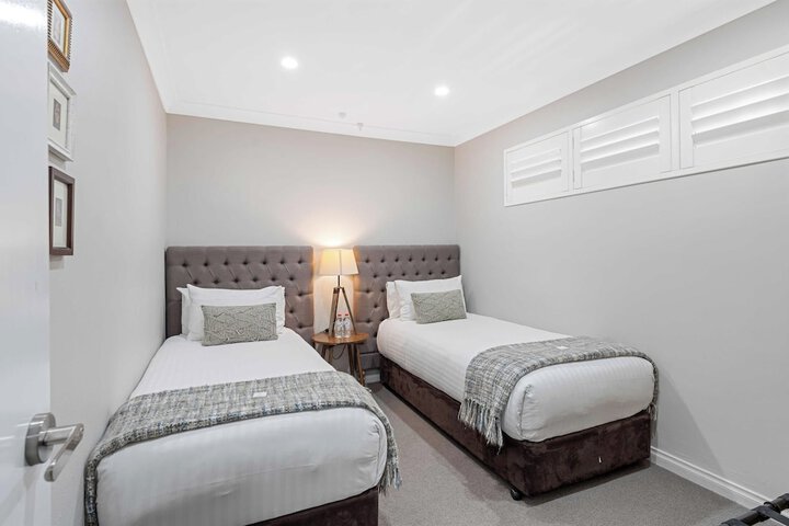 Room 13 of 77