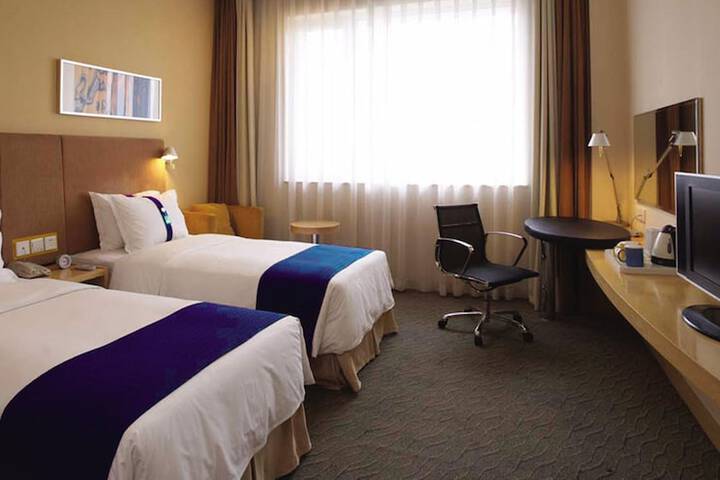 Room 2 of 31