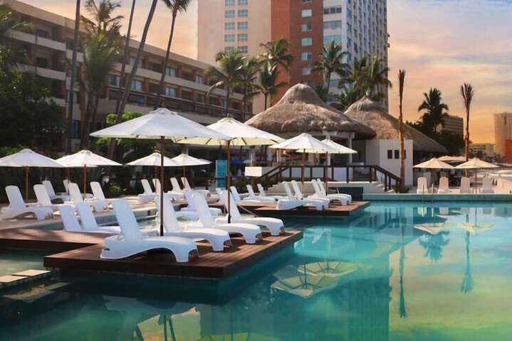 Hotel Pool