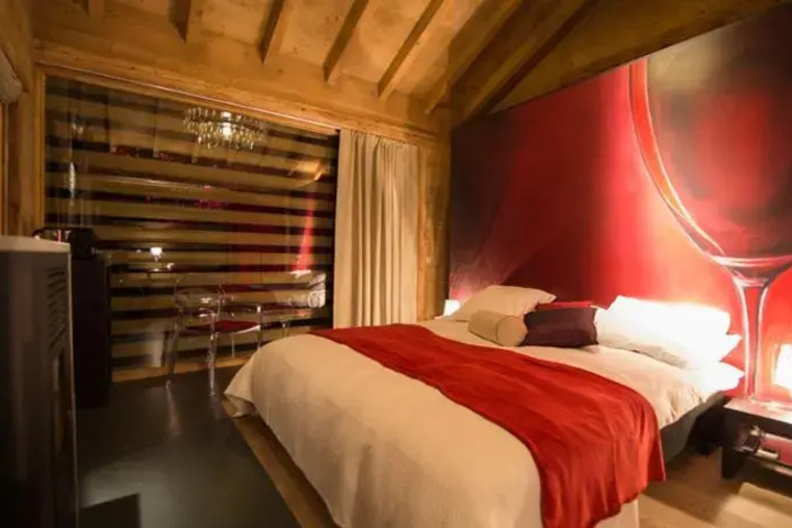 Room 4 of 9