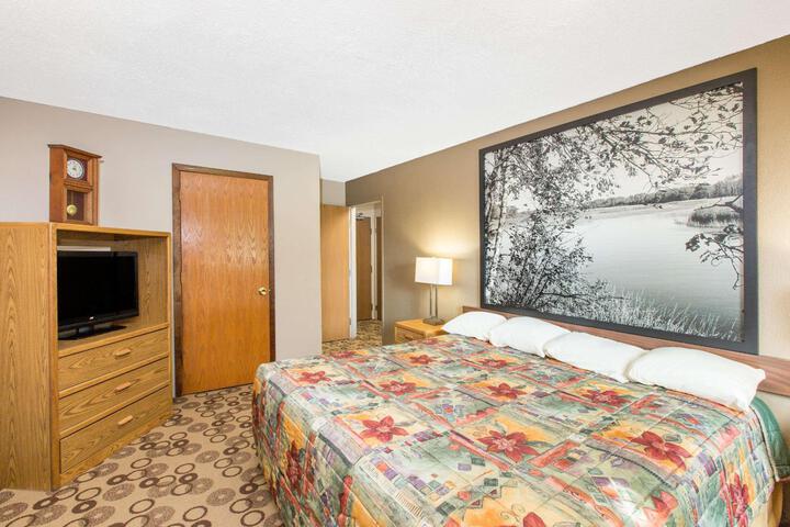 1 Queen Bed (1 of 23)