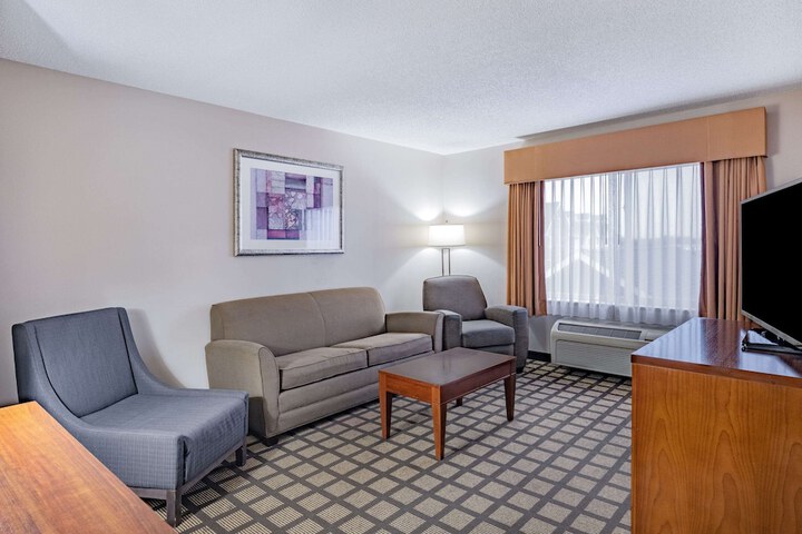 1 King Bed Suite (2 of 16)