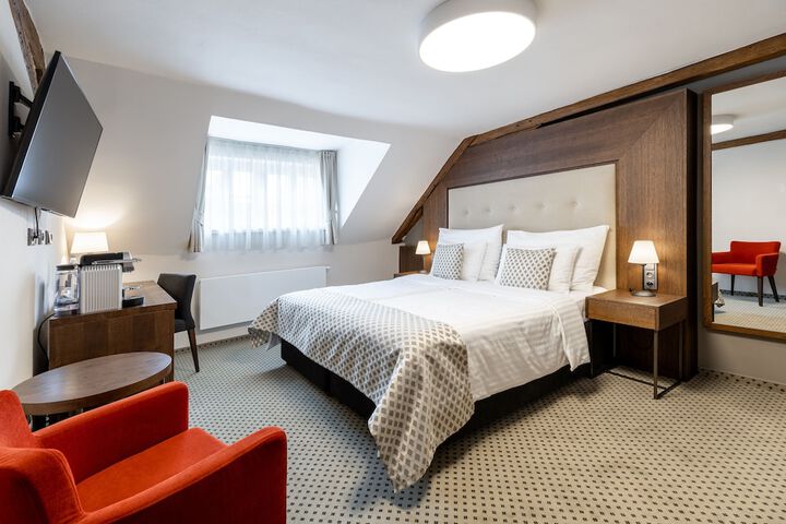 Room 16 of 37