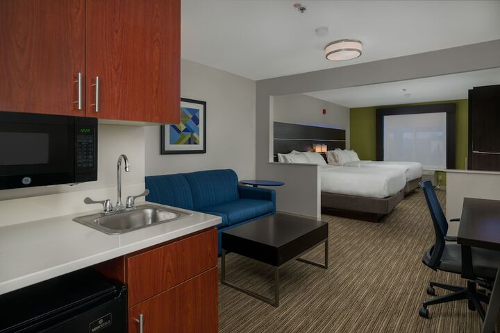 2 Queen Beds (1 of 9)