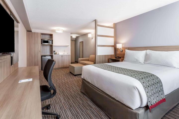 1 Queen Bed (36 of 50)