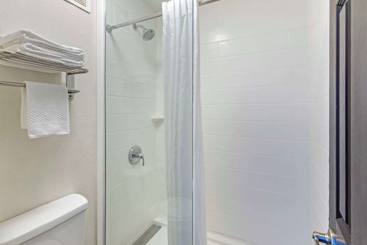 1 Queen Bed Efficiency (4 of 6)