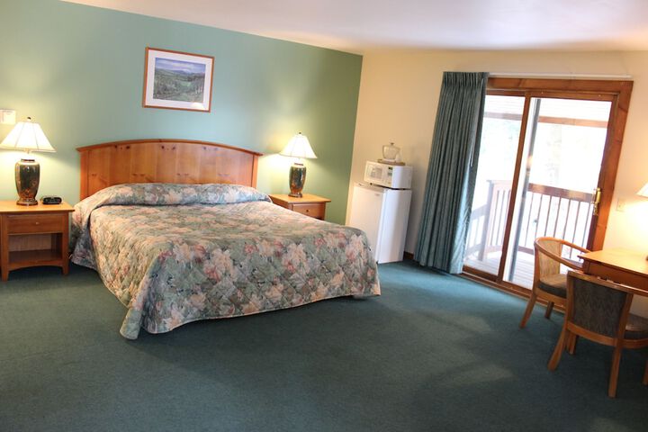 Pine Country Economy King Bed Pet Friendly (28 of 31)