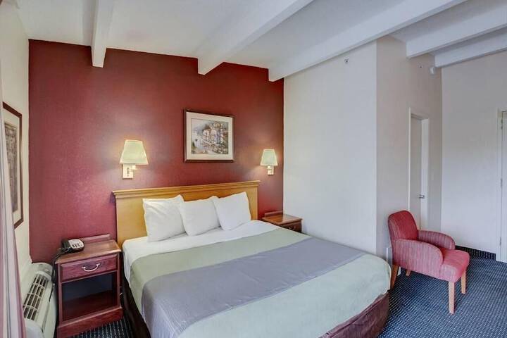 1 King Bed (2 of 5)