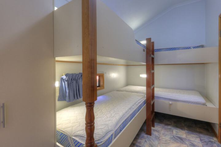 Room 4 of 33
