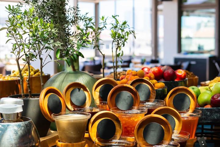 Breakfast/Coffee Service 98 of 182