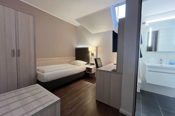 Room 32 of 92