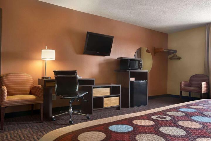 1 Queen Bed Accessible Room (2 of 14)