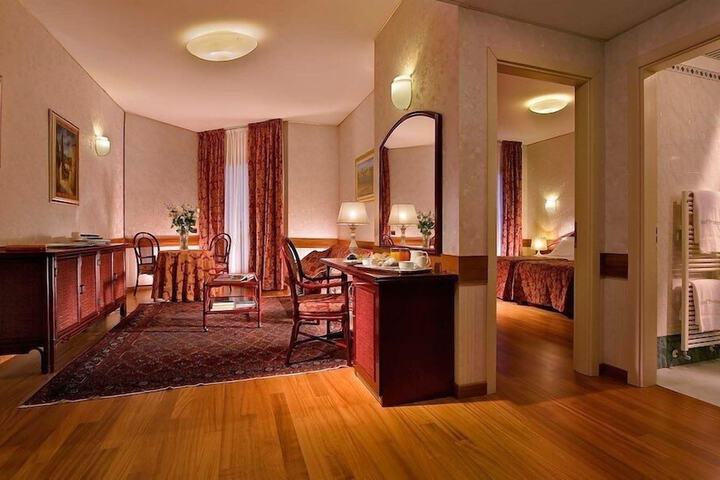 Room 15 of 93