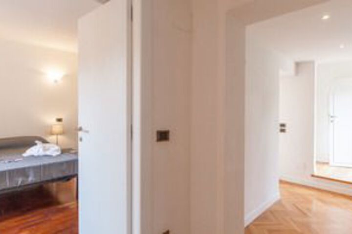 Room 9 of 32