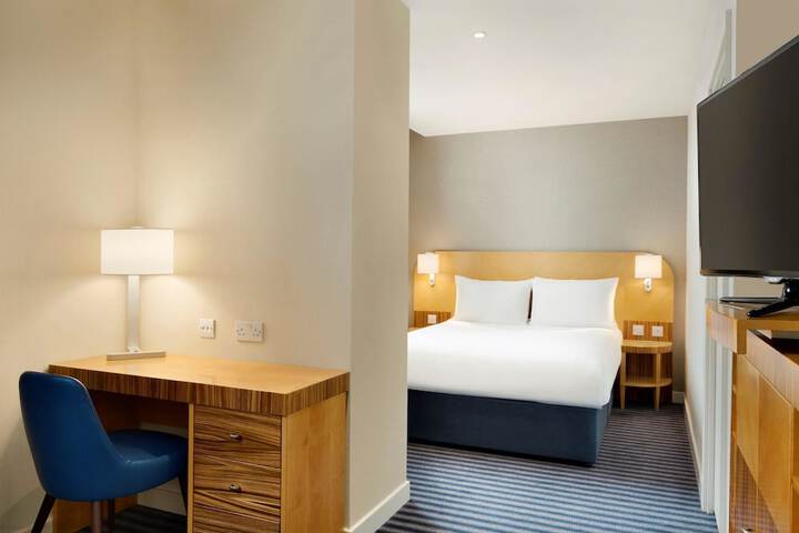 Room 9 of 32