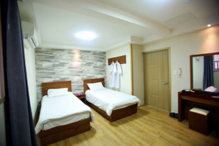 Room 10 of 18