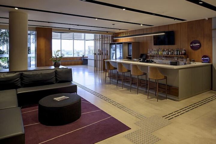 Lounge 35 of 49