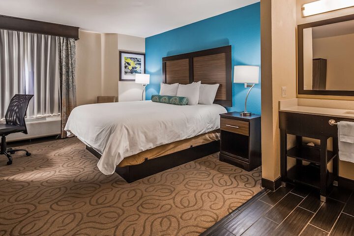 1 King Bed Microwave and Refrigerator WiFi Full Breakfast (4 of 5)