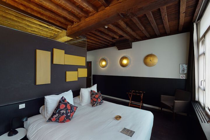 Room 27 of 61