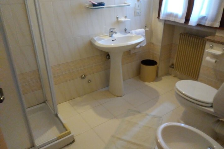 Room 10 of 20