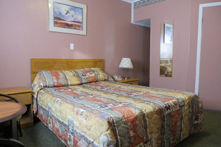 1 Queen Bed (6 of 6)
