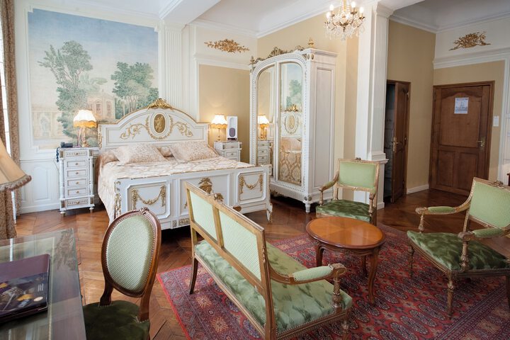 Room 42 of 147