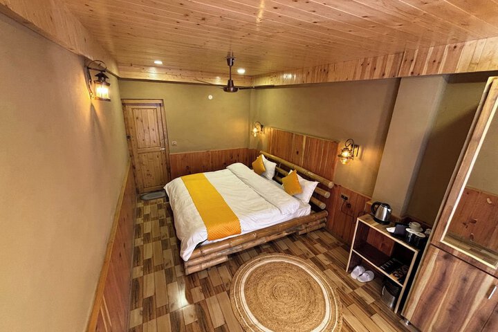 Room 9 of 16