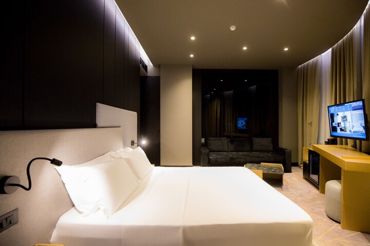 Room 10 of 29