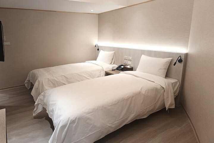 Room 9 of 37